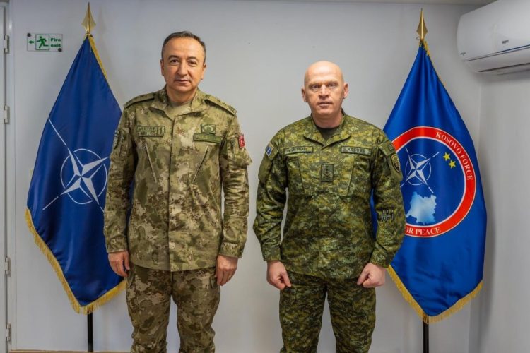 Situata e sigurisë, komandanti i KFOR-it takon kreun e FSK-së