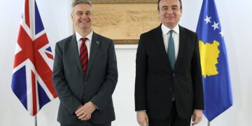 Ambasadori britanik viziton Kurtin, shpreson për zgjedhje të qeta dhe formim të shpejtë të institucioneve