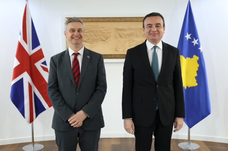 Ambasadori britanik viziton Kurtin, shpreson për zgjedhje të qeta dhe formim të shpejtë të institucioneve