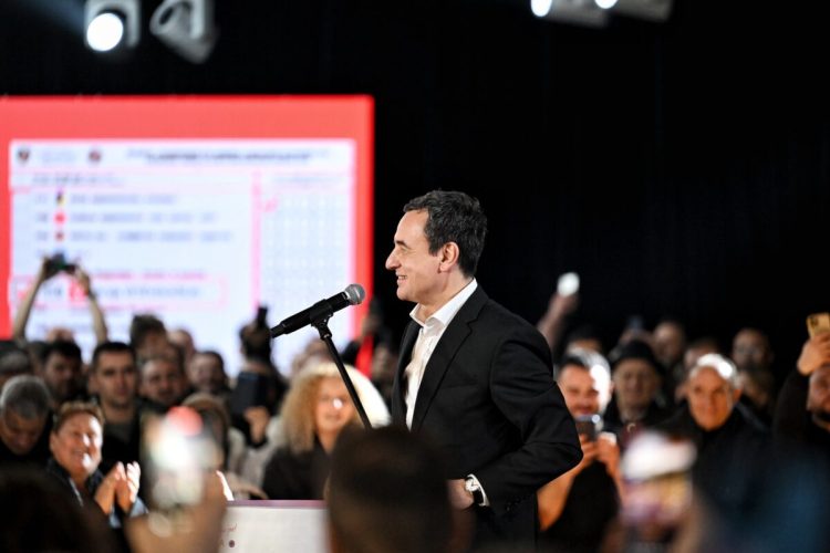 Kurti “punëson” gjyshërit: Nga 100 euro shtesë për ata që kujdesën për nipat e mbesat