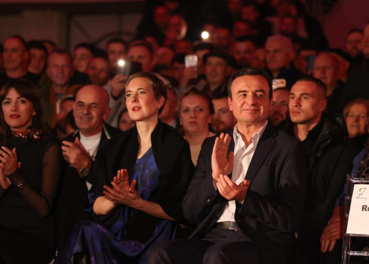 Kurti krah bashkëshortes së tij shpalos projektet e reja për Podujevën