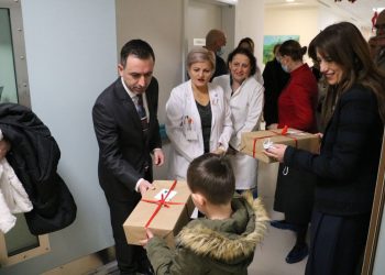 “Shembull forcës, guximit dhe shpresës”, Haxhiu dhe Basha vizitojnë fëmijët e prekur nga kanceri