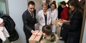 “Shembull forcës, guximit dhe shpresës”, Haxhiu dhe Basha vizitojnë fëmijët e prekur nga kanceri