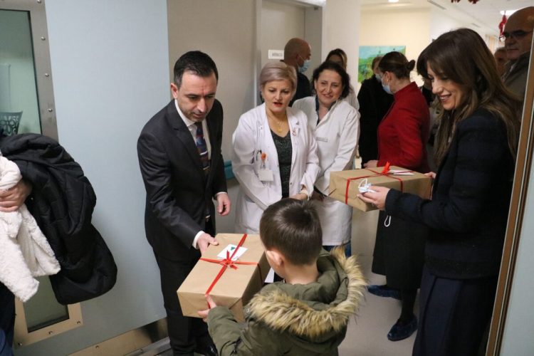 “Shembull forcës, guximit dhe shpresës”, Haxhiu dhe Basha vizitojnë fëmijët e prekur nga kanceri