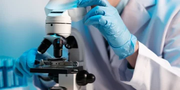 Shkencëtarët gjejnë metodë të re për të transformuar mbeturinat plastike në materiale të dobishme