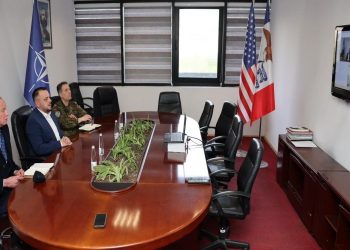 Maqedonci zhvilloi takim virtual me shefen e operacioneve të NATO-s, Viehe