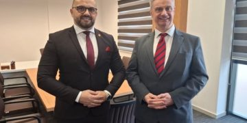 Ambasadori britanik takon kryetarët e Mitrovicës së Veriut dhe Zveçanit