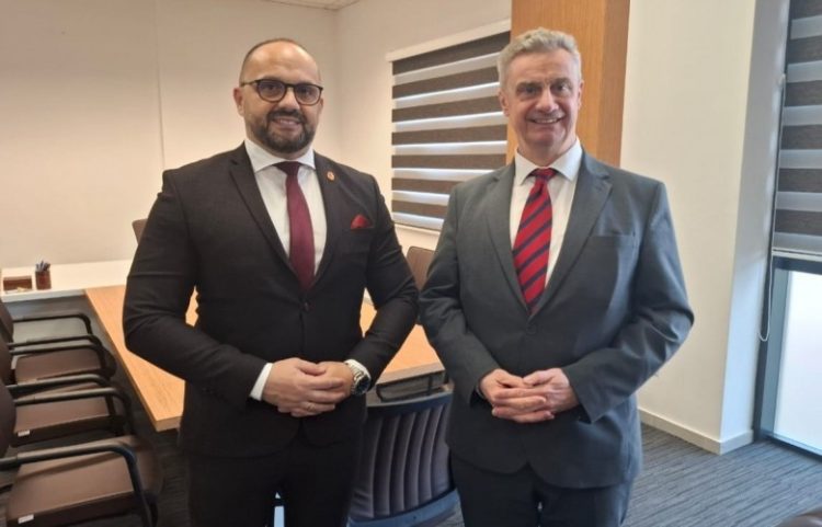 Ambasadori britanik takon kryetarët e Mitrovicës së Veriut dhe Zveçanit
