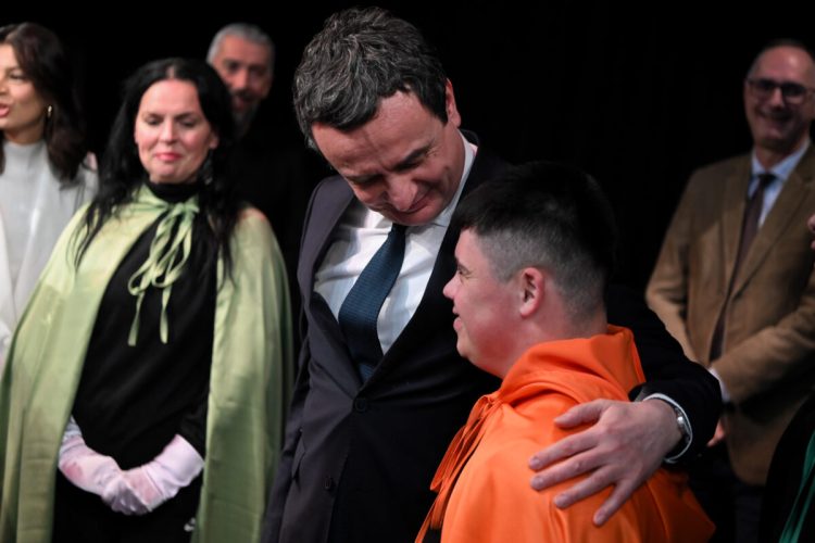 Shënohet Dita Ndërkombëtare e Personave me Aftësi të Kufizuara me shfaqjen “Kulturë pa barriera”, merr pjesë Kurti