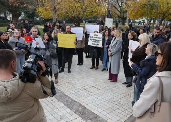 Shqipëri, mësuesit në protestë për “depolitizim të arsimit”