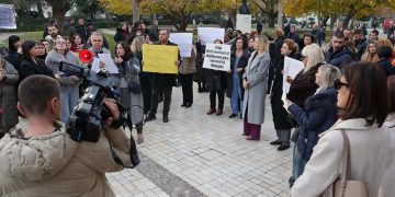 Shqipëri, mësuesit në protestë për “depolitizim të arsimit”