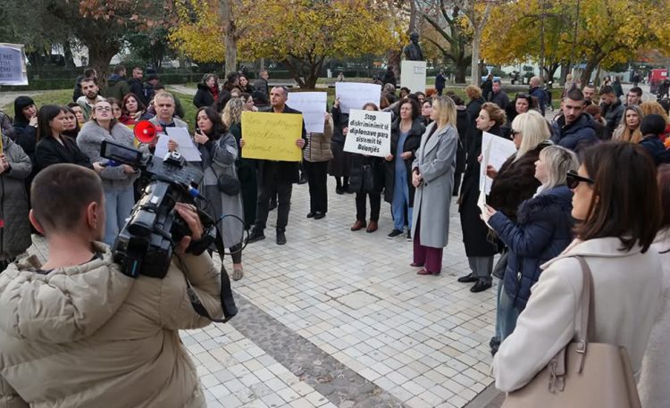 Shqipëri, mësuesit në protestë për “depolitizim të arsimit”