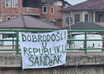 “Mirë se vini në Republikën e Sanxhakut” – pankarta në Novi Pazar dhe pretendimet për Albin Kurtin