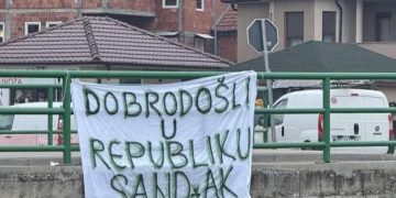 “Mirë se vini në Republikën e Sanxhakut” – pankarta në Novi Pazar dhe pretendimet për Albin Kurtin