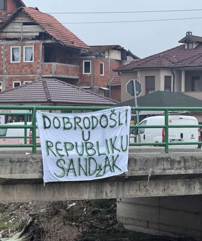 “Mirë se vini në Republikën e Sanxhakut” – pankarta në Novi Pazar dhe pretendimet për Albin Kurtin