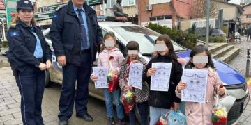 Në prag të Vitit të Ri, Policia e Kosovës shpërndanë dhurata për fëmijë