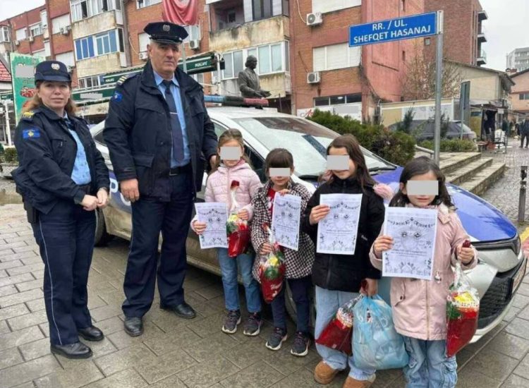 Në prag të Vitit të Ri, Policia e Kosovës shpërndanë dhurata për fëmijë
