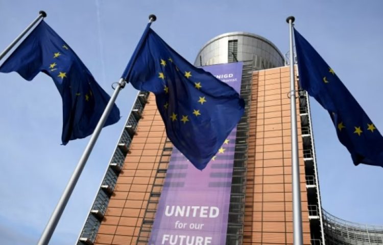 Policia bastis shërbimin diplomatik të BE-së, hetime për mashtrim