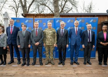Komandanti i KFOR-it takohet me përfaqësues diplomatikë në Prishtinë