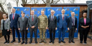 Komandanti i KFOR-it takohet me përfaqësues diplomatikë në Prishtinë