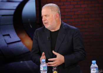 Gazetari nga Zvicra, Nefail Maliqi, i reagon ashpër Baton Haxhiut: “Mos e përlyej Ramushin!”