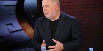 Gazetari nga Zvicra, Nefail Maliqi, i reagon ashpër Baton Haxhiut: “Mos e përlyej Ramushin!”