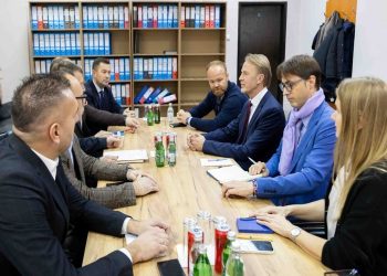 Ambasadori i BE-së takoi krerët e katër komunave të veriut të vendit