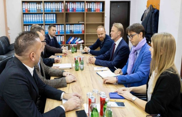 Ambasadori i BE-së takoi krerët e katër komunave të veriut të vendit