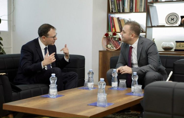 Sallahu takon ambasadorin e Turqisë, flasin për bashkëpunim në drejtësi