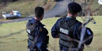 Gjashtë persona kalojnë ilegalisht kufirin, arrestohen nga policia