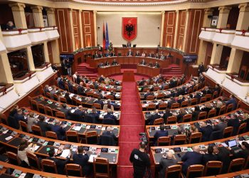 Kuvendi i Shqipërisë miraton “paqen fiskale”, pavarësisht kundërshtimeve ndërkombëtare