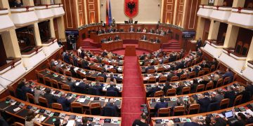 Kuvendi i Shqipërisë miraton “paqen fiskale”, pavarësisht kundërshtimeve ndërkombëtare