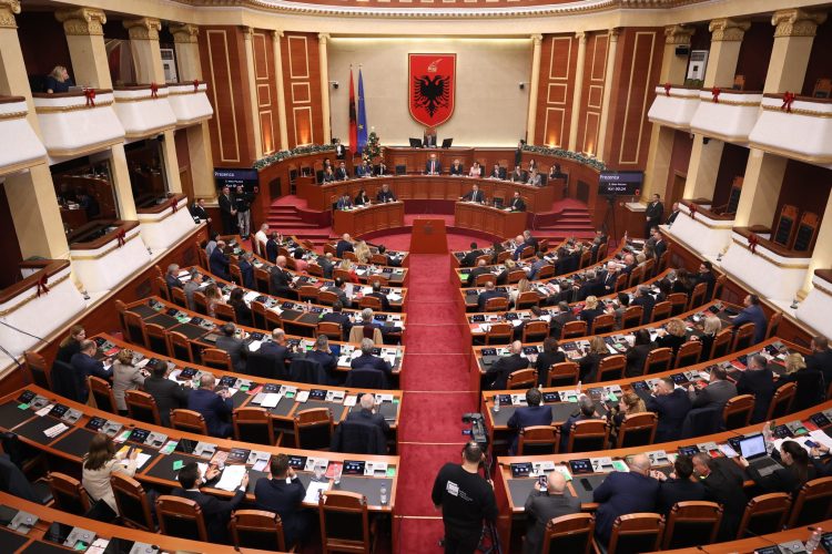 Kuvendi i Shqipërisë miraton “paqen fiskale”, pavarësisht kundërshtimeve ndërkombëtare