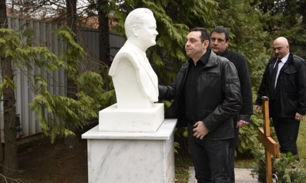 Si po e nxit Vulini “Botën Serbe” përmes referendumit të detyrueshëm në Serbi