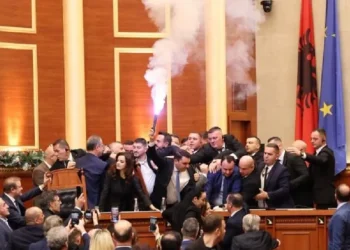 Flakadanë e kaos, mbyllet seanca e fundit parlamentare në Shqipëri për 2025