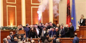 Flakadanë e kaos, mbyllet seanca e fundit parlamentare në Shqipëri për 2025