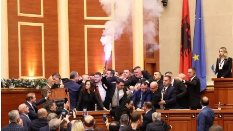 Flakadanë e kaos, mbyllet seanca e fundit parlamentare në Shqipëri për 2025