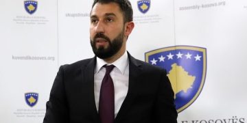 Krasniqi: Kryetarët e komunave veriore shkelin procedurat ligjore për të dalë nga Asociacioni i Komunave të Kosovës