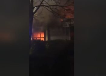 Shpërthen zjarri në afërsi të Stacionit të Autobusëve në Prizren (VIDEO)