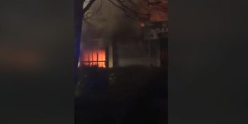 Shpërthen zjarri në afërsi të Stacionit të Autobusëve në Prizren (VIDEO)