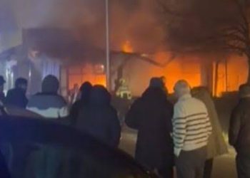 Policia: Nuk ka të lënduar, dëmi i zjarrit në Prizren është i madh