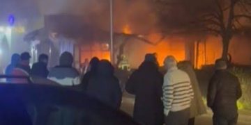 Policia: Nuk ka të lënduar, dëmi i zjarrit në Prizren është i madh