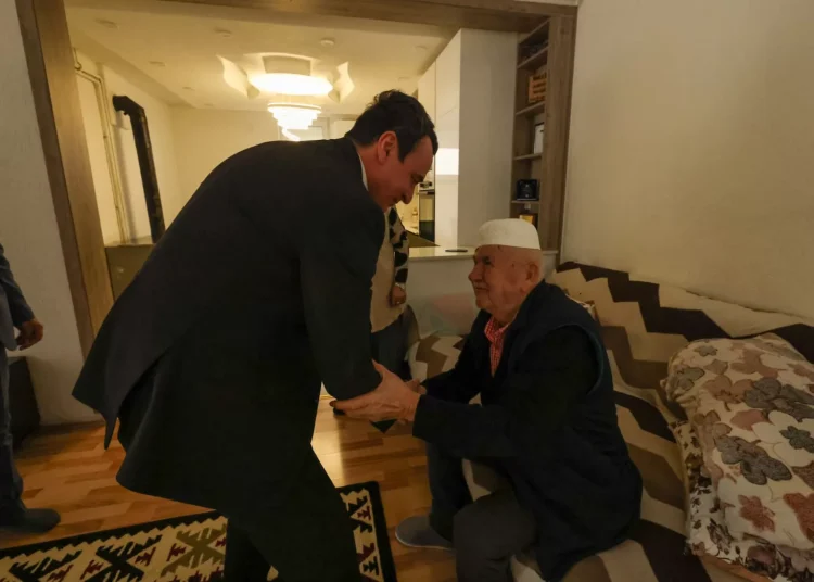 Kurti viziton familjen Krasniqi në Krivenik: Kujtim për të rënët e 29 marsit 2001