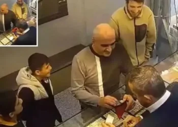 Gjetën çantën me ar, dy fëmijë në Turqi ia kthejnë pronarit – ai i shpërblen për sjelljen shembullore