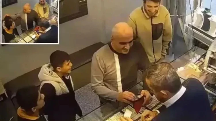 Gjetën çantën me ar, dy fëmijë në Turqi ia kthejnë pronarit – ai i shpërblen për sjelljen shembullore