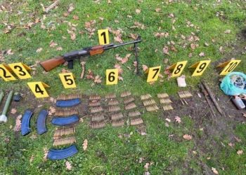 Policia gjen armë, municion e pajisje ushtarake në Leposaviq