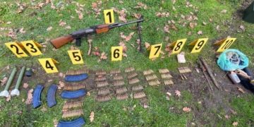 Policia gjen armë, municion e pajisje ushtarake në Leposaviq