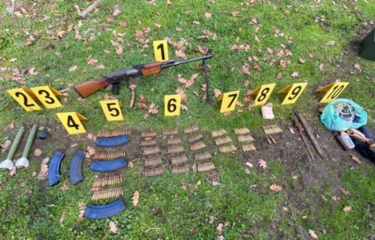 Policia gjen armë, municion e pajisje ushtarake në Leposaviq