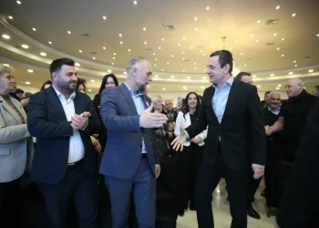 Kurti e Peci takohen me mjekë e zejtarë: Do të ndërtohet Spitali i ri i Mitrovicës dhe do të investohen 50 milionë euro vetëm për zbulimin e pasurive nëntokësore