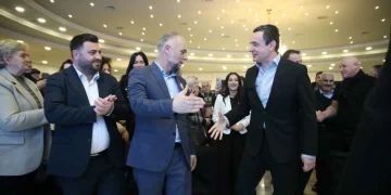 Kurti e Peci takohen me mjekë e zejtarë: Do të ndërtohet Spitali i ri i Mitrovicës dhe do të investohen 50 milionë euro vetëm për zbulimin e pasurive nëntokësore